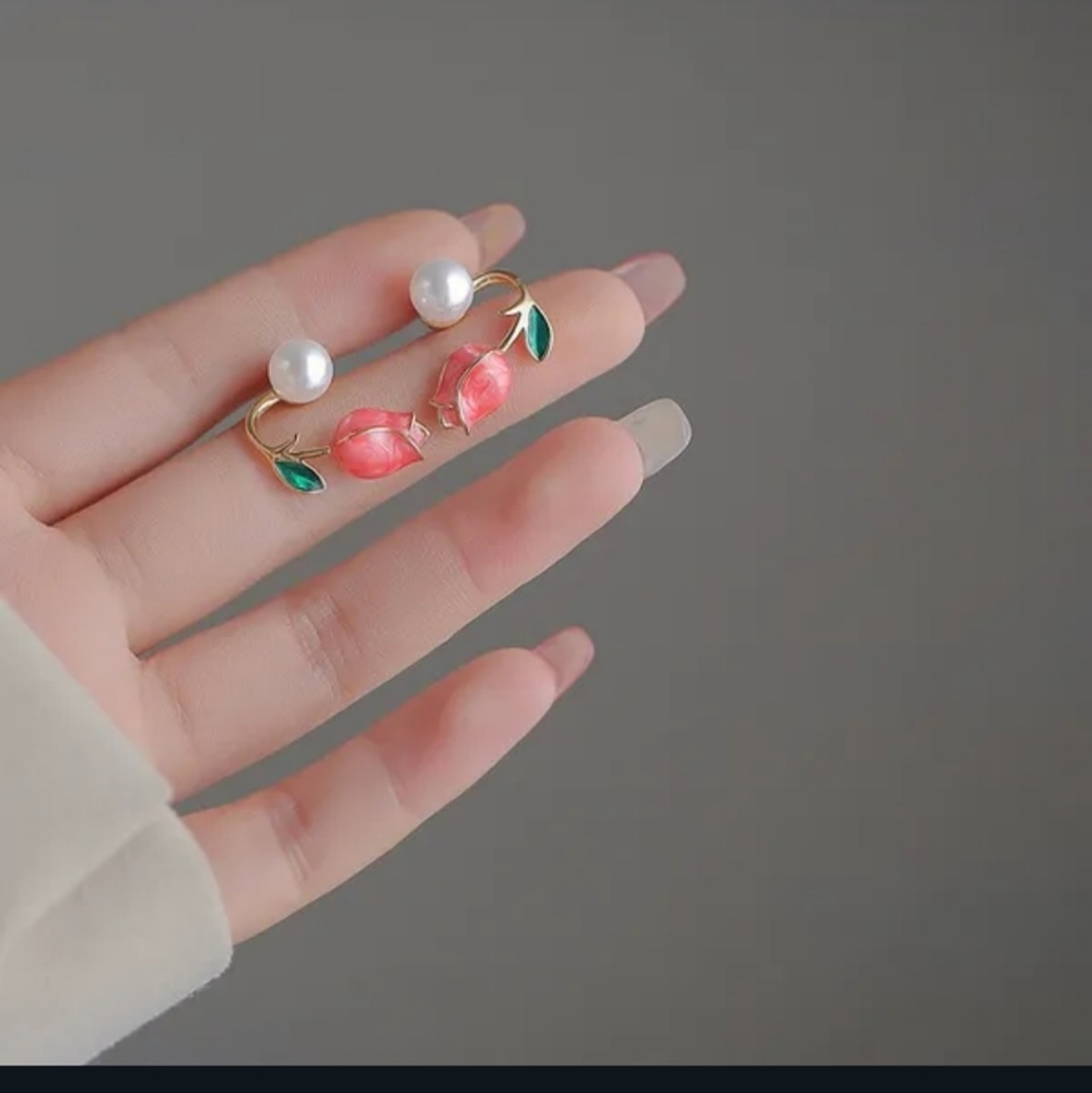 🌷⚘️NEW🌷⚘️BEAUTIFUL!! Tulip and Faux Pearl Earrings in GOLD 🌷⚘️ - Picture 4 of 16